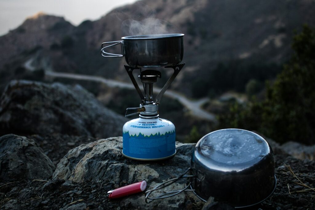 Gasbrander op een cassette met een pan water erop