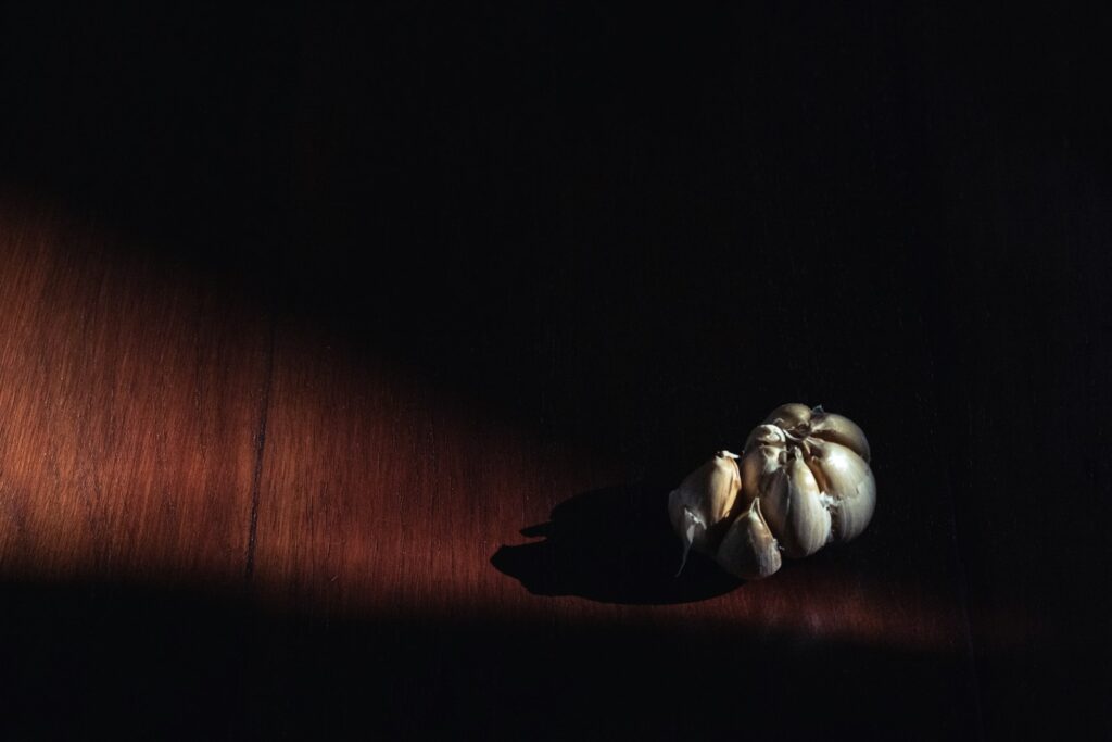 Kaars en zaklamp op een keukentafel in een donkere kamer