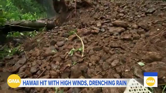 Modderstroom en losgeslagen stenen op Hawaii na regen van orkaan Nolo