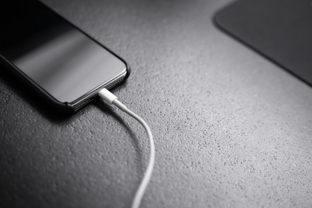 Powerbank die een smartphone oplaadt