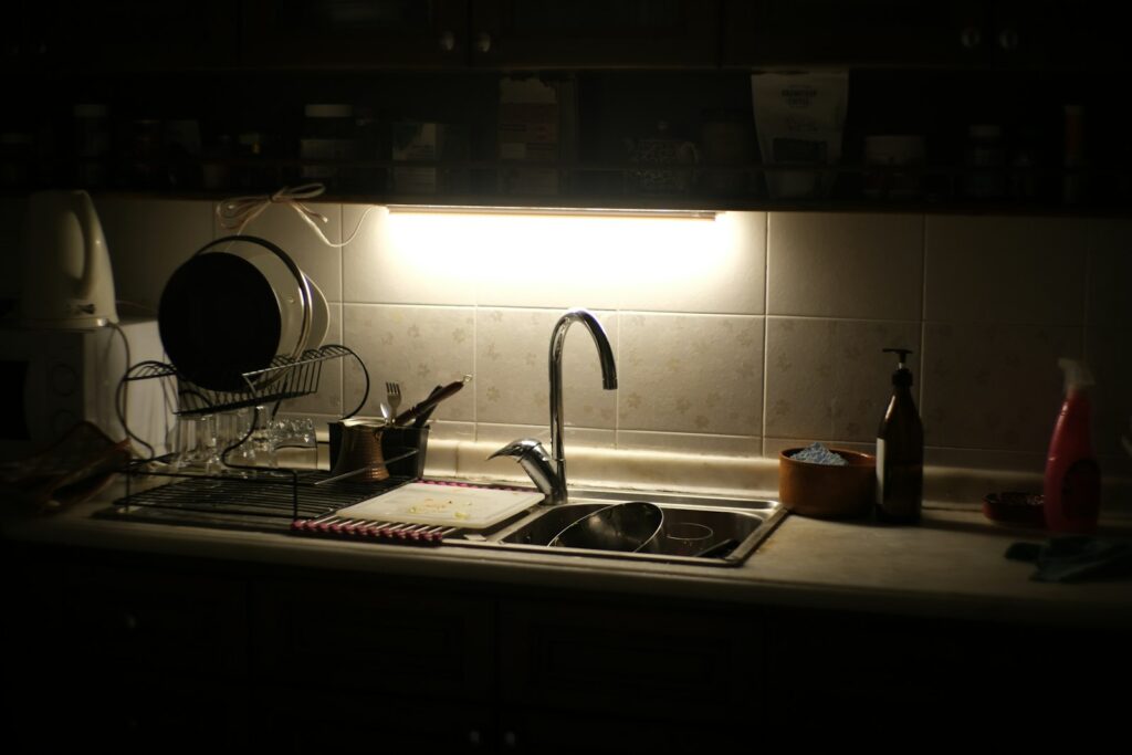 Zaklamp en kaars op een keukentafel tijdens een stroomstoring