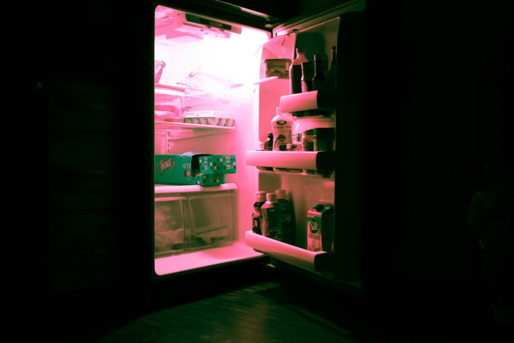 Gesloten koelkast in een donkere keuken tijdens een stroomstoring