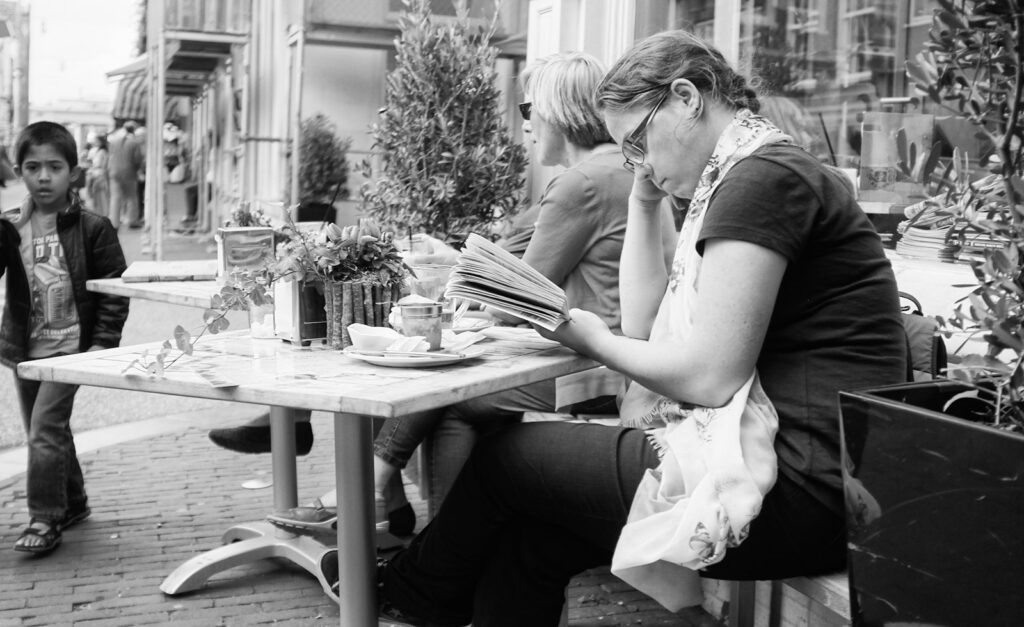 Buren in gesprek aan een lange tafel in een woonstraat