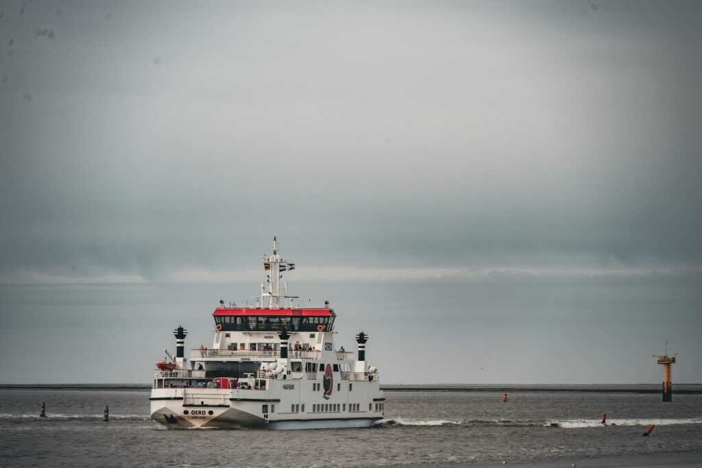 Veerboot op de Waddenzee onderweg naar een eiland