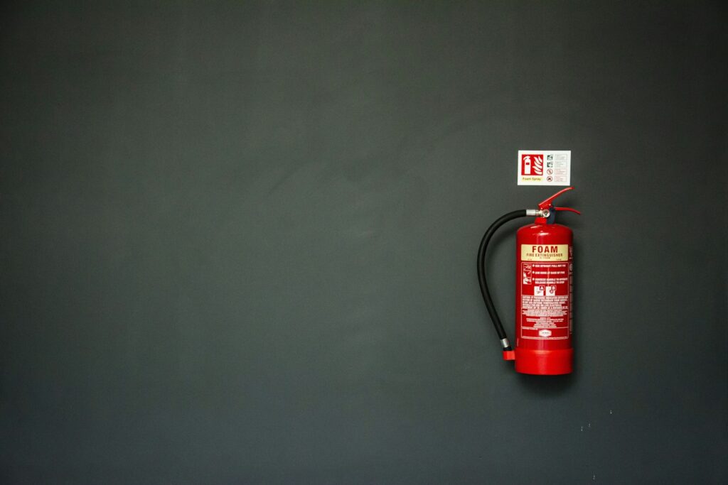 Rode brandblusser en blusdeken aan de muur in een keuken