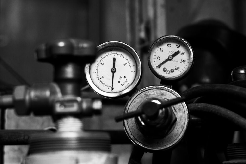Drukmeter van een cv-ketel aan de muur