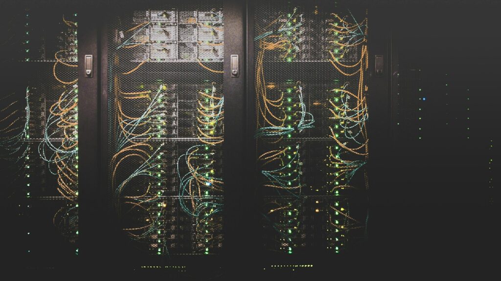Rijen serverkasten in een datacenter