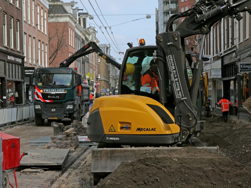Opengebroken straat met kabelwerkzaamheden voor het stroomnet