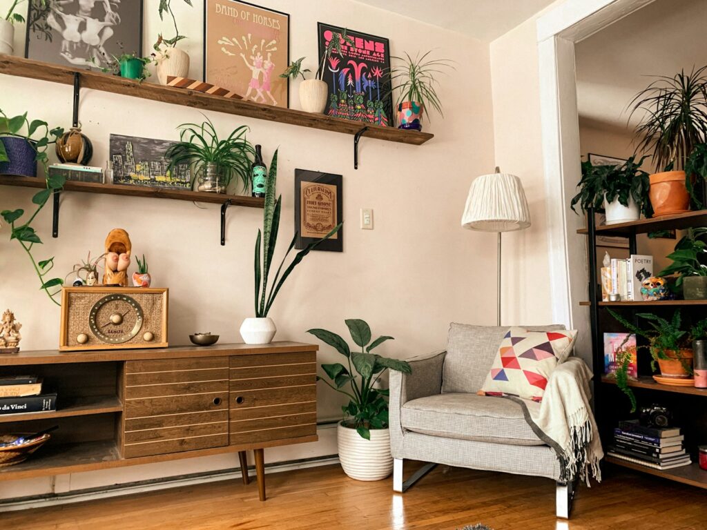 Kleine rugzak met zaklamp, radio en powerbank op een plank in een gangkast