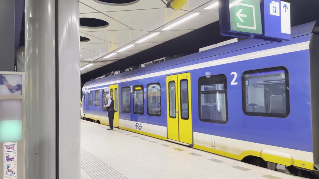 Sprinter van NS op het ondergrondse perron van station Schiphol Airport