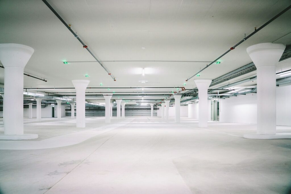 Betonnen ondergrondse parkeergarage met lage verlichting