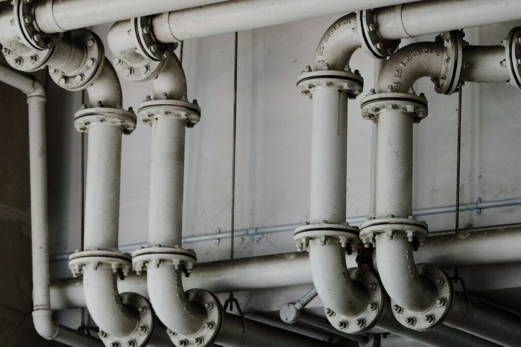 Geïsoleerde waterleidingen en watermeter in een meterkast