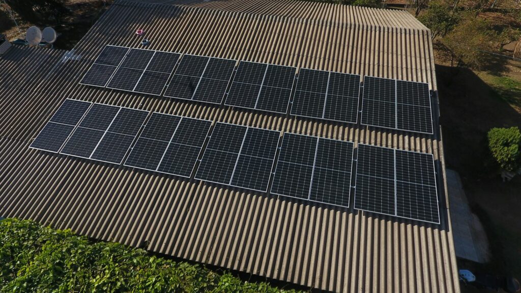 Omvormer van zonnepanelen aan de muur in een woning