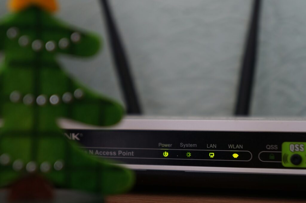 Modem en wifirouter op een kast met brandende statuslampjes
