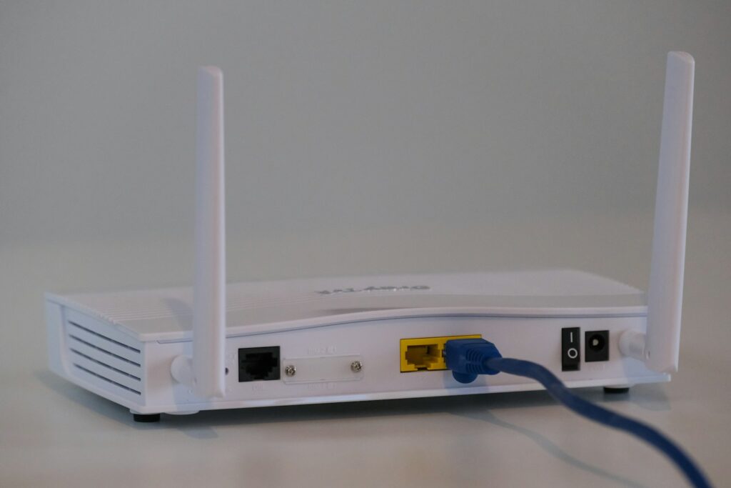 Wifi-router met brandende lampjes op een kast in huis