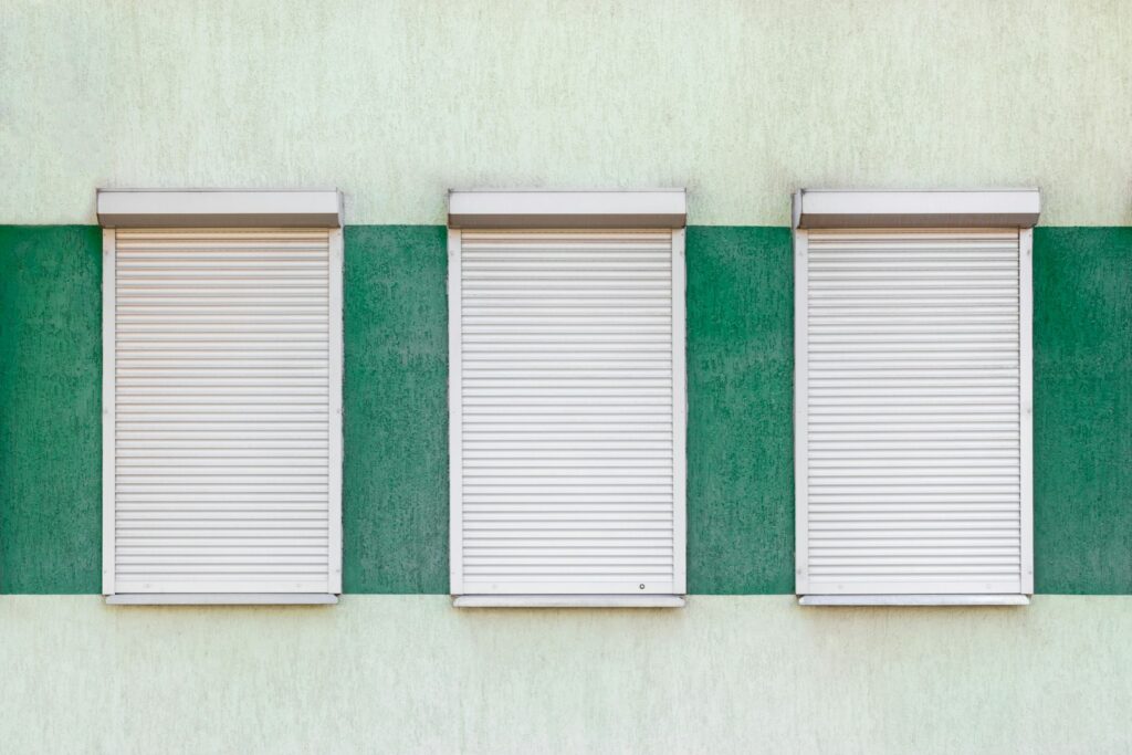 Gesloten rolluik voor het raam van een woning