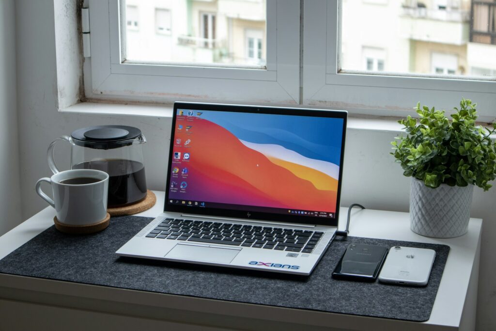 Laptop op een tafel naast een telefoon die als hotspot dient