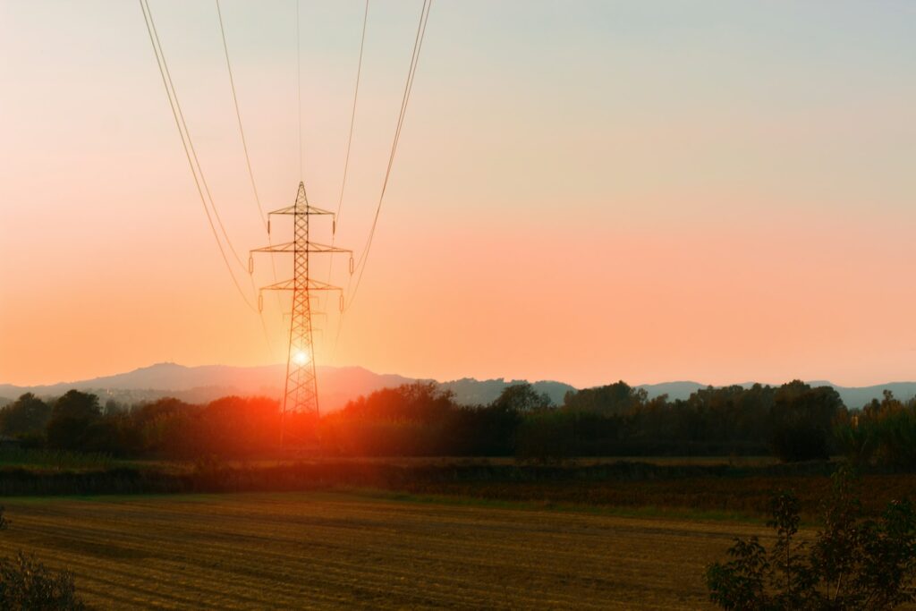 Transformatorhuisje langs een landweg met akkers op de achtergrond