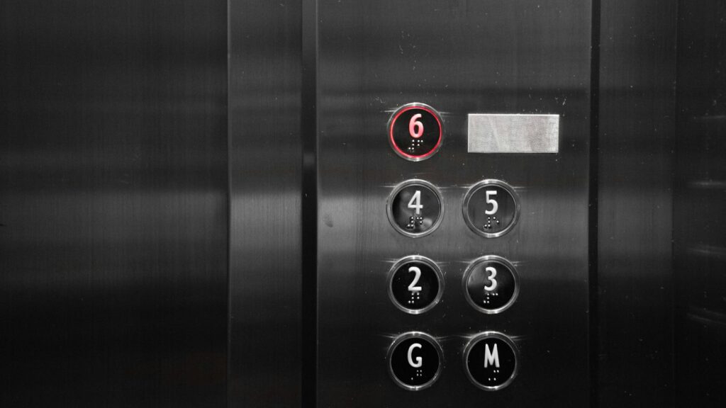 Bedieningspaneel in een lift met de alarmknop