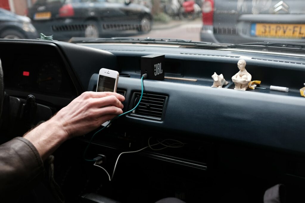 Smartphone die oplaadt via een USB-lader in het dashboard van een auto