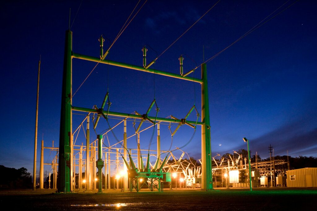Groen elektriciteitshuisje langs een dorpsstraat
