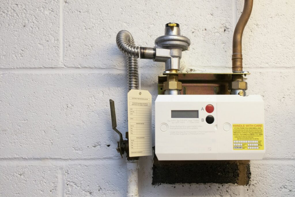 Cv-ketel aan de muur in een bijkeuken