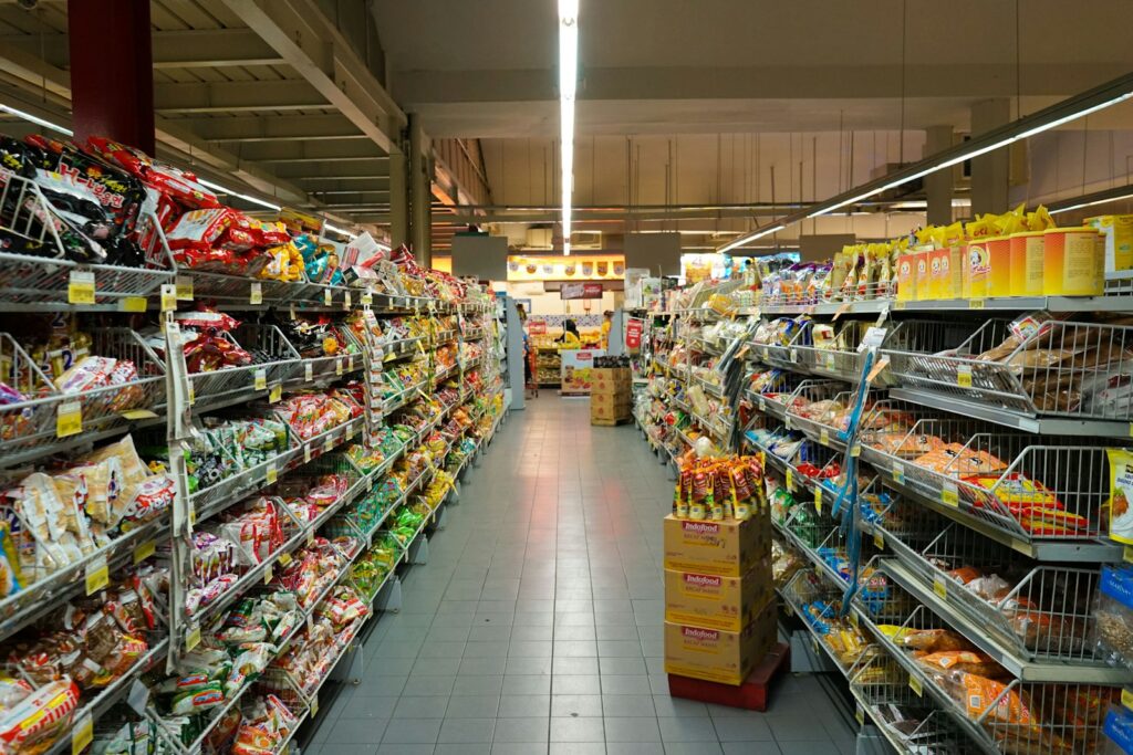 Gangpad in een supermarkt met schappen vol houdbare producten