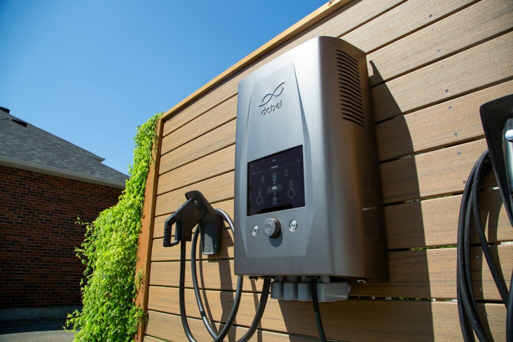 Thuisbatterij aan de muur naast een meterkast