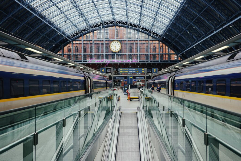 Leeg treinperron op een Nederlands station in de ochtend