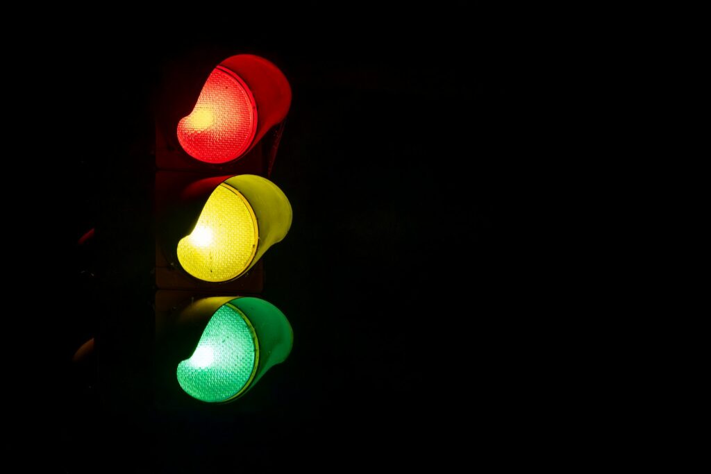Verkeerslicht dat uit staat boven een druk kruispunt
